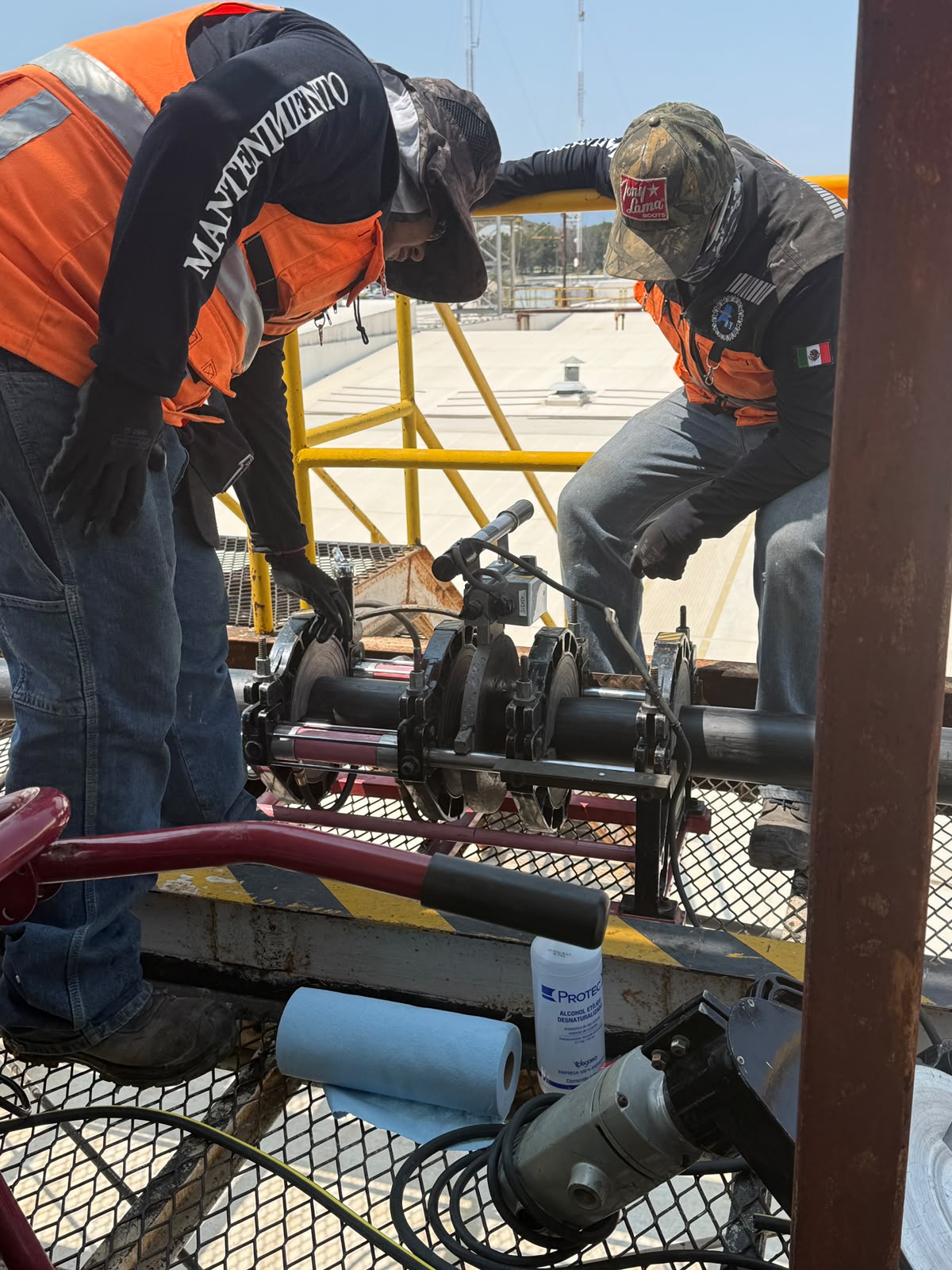 Personal de Servicios Anaya trabajando con equipo de termofusión